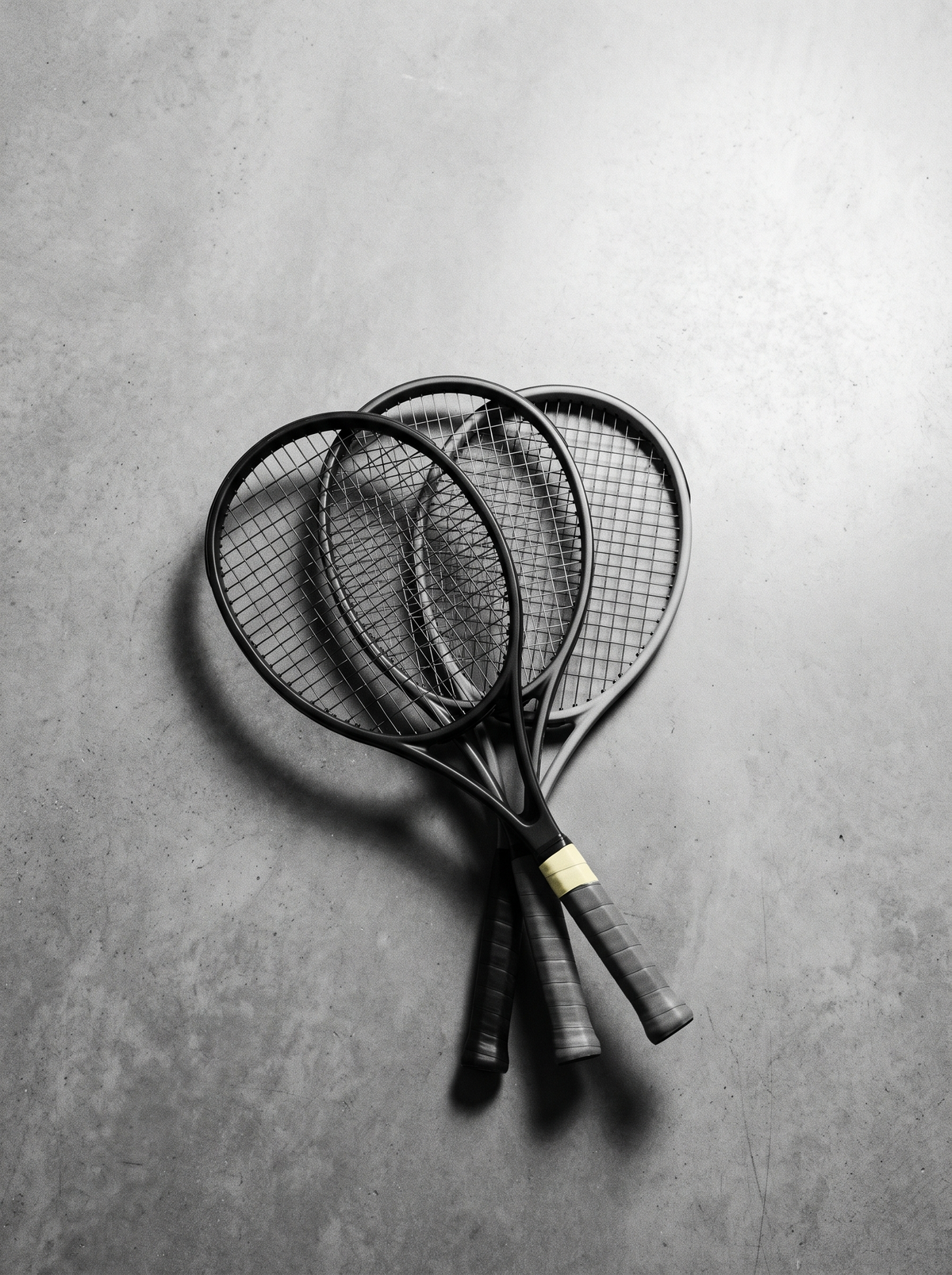 Tiga raket tenis tersusun melebar dilihat dari atas