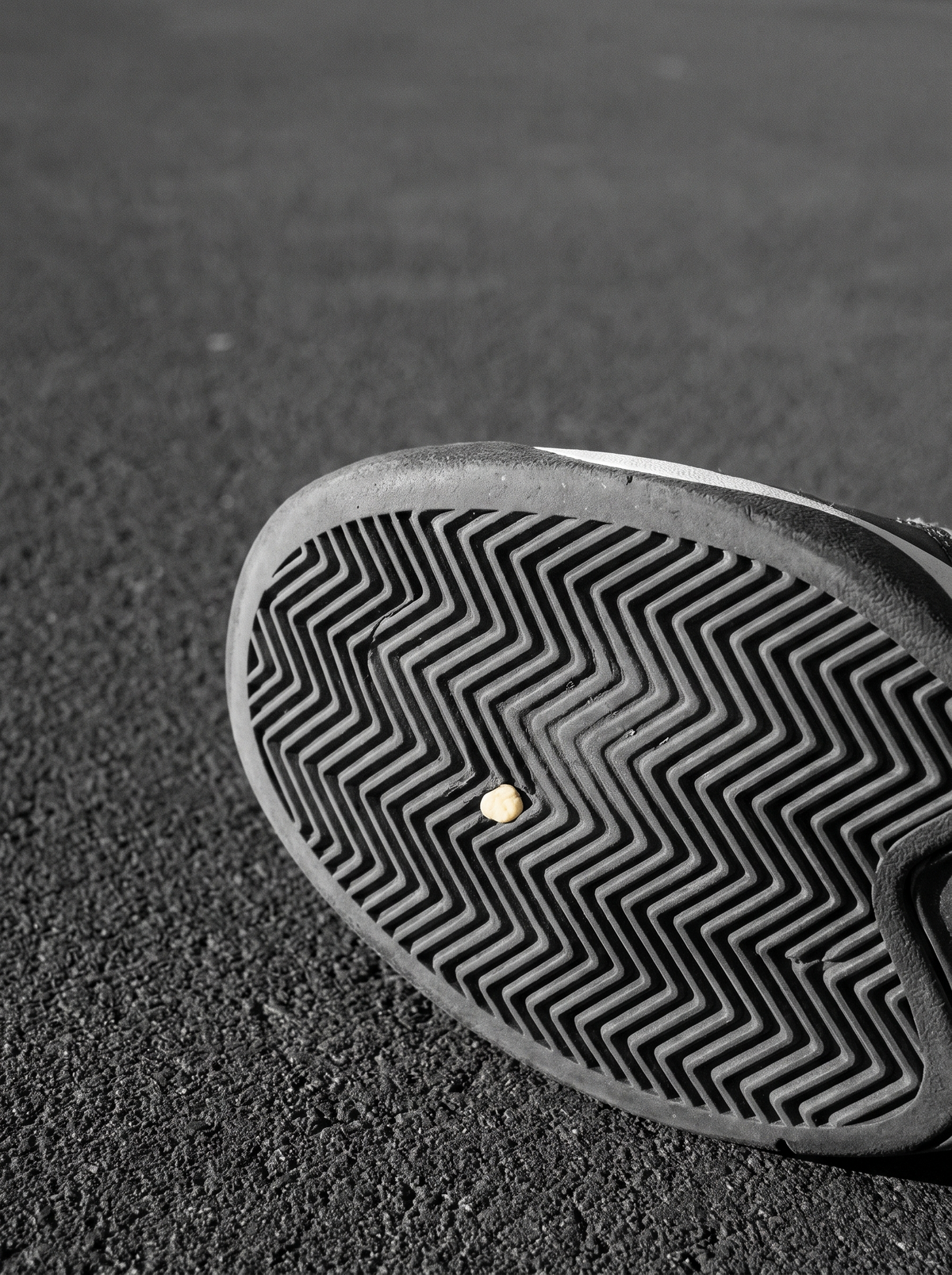 Makro sol sepatu tenis bermotif herringbone