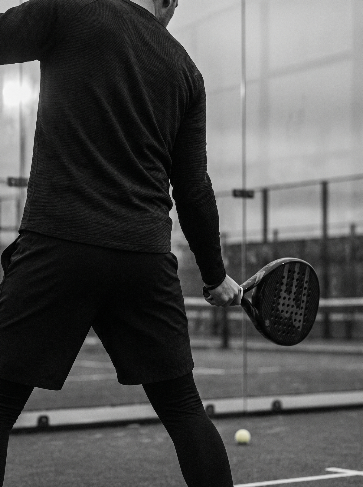 Pemain padel dilihat dari belakang saat memutar badan