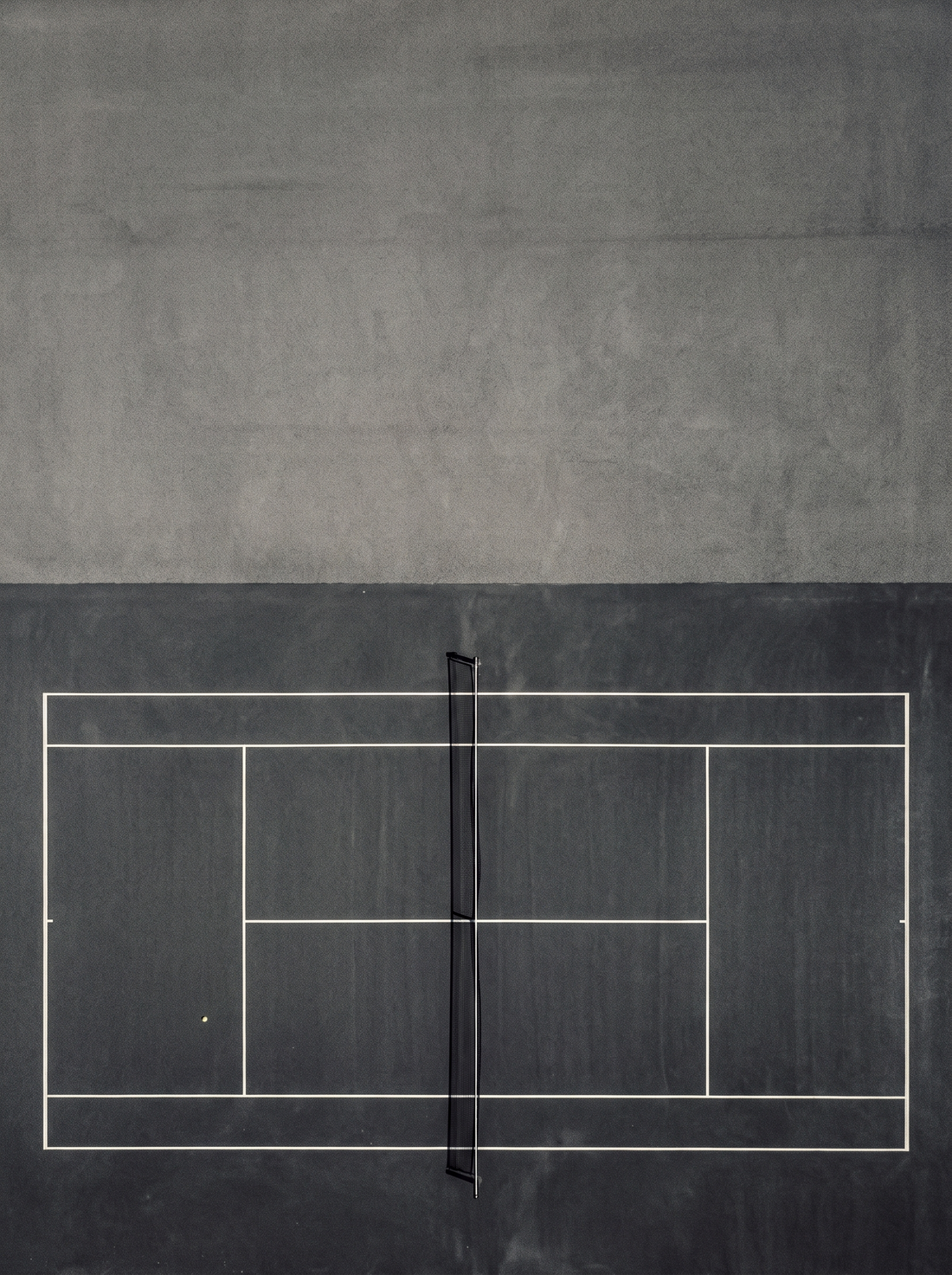 Pandangan dari atas lapangan tenis kosong dengan garis area servis